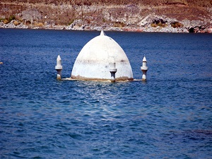 Sular çekilince baraj altında kalan köy göründü