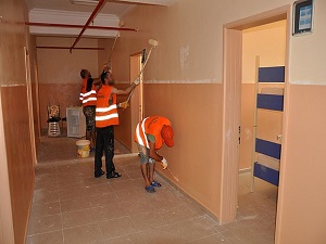 Hükümlüler okullardaki tadilat ve boya işlerini yapıyor