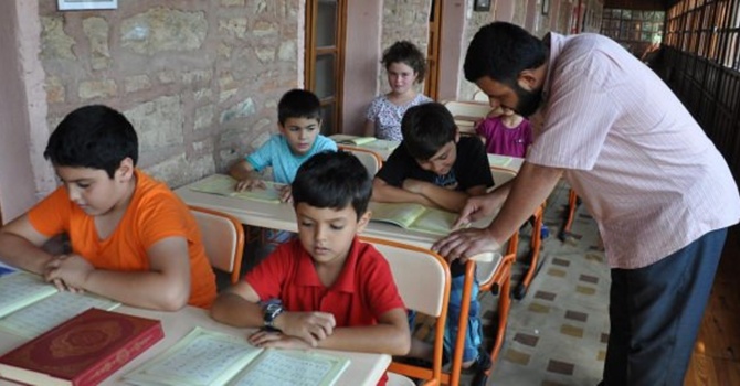 Suriyeli imam Arapça öğreterek geçimini sağlıyor