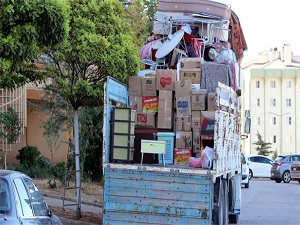 Tayini çıkan memurlar hamalların yüzünü güldürdü
