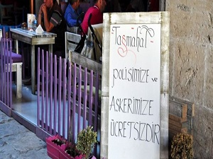 Bu kafe de polis ve askerden para alınmıyor