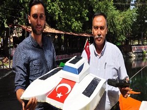 Güneş enerjisi ile çalışan tekne ve sırt çantası yaptı