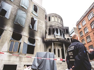 300 camiye ırkçı saldırı