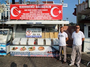 Duyarlı esnaftan şehit ailelerine ücretsiz balık