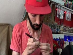 İhlas ve Fatiha'yı pirinç tanesine yazıyor