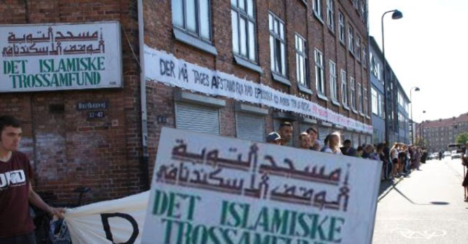 Danimarkalılar cami saldırısına insan zinciri ile karşı çıktılar