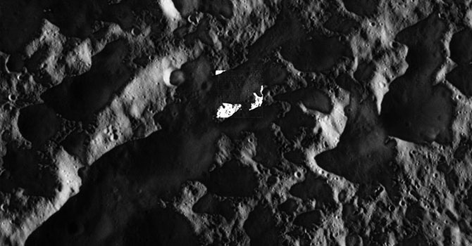 Satürn'ün uydusunun en yakın çekimi