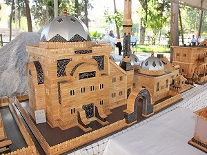 Dondurma çubuklarıyla engellilere destek oldu