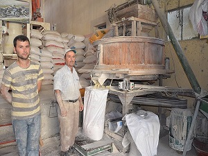 Son değirmenin taşını dördüncü kuşak döndürüyor