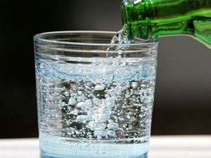 İftarda maden suyu tüketmek orucu kolaylaştırıyor