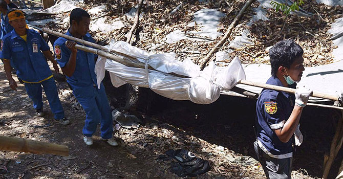 Rohingya Müslümanları'na ait 24 ceset daha bulundu