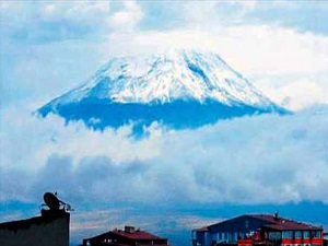 Ağrı Dağı'na ağustosta kar