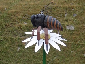 Arı heykeli 5 kilo bal verdi