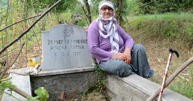 20 yıldır kendi mezarını temizliyor