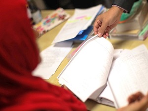 İsviçre'de başörtülü öğrenci okuluna döndü