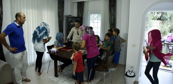 Ölen annesinin evinde çocuklara Kur'an eğitimi verdiriyor