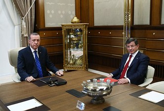 Davutoğlu seçim hükümeti için Cumhurbaşkanlığı Külliyesi'nde