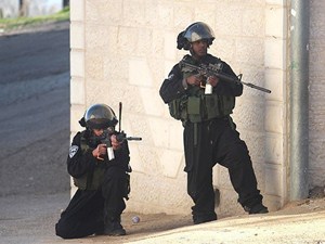 İsrail askerleri köy bastı 6 Filistinliyi yaraladı