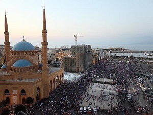Beyrut'ta binlerce kişi çöp krizini protesto etti