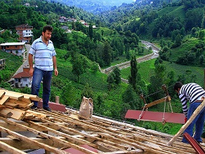 Çatıya 'teleferik'li onarım