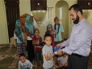 Yaz Kur’an kursuna katılan öğrencilere ayakkabı yardımı