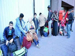 Göçmenler sığınmacı olmak için uzun kuyruklar oluşturdu