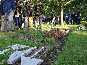 Saldırıya uğrayan mezarlıkta anma programı