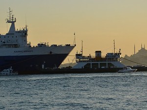 Arıza yapan araba vapuru sürüklendi