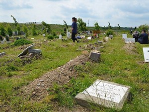 Müslüman mezarlığına saldırıya tepki