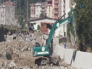 Hopa’da yaralar sarılmaya çalışılıyor