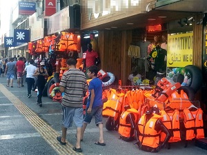 Suriyeli göçmenlere peynir ekmek gibi can yeleği satılıyor!