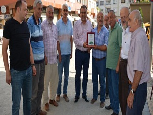 Ağaçlandırma çalışmalarına destek olan vatandaşa plaket