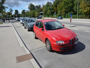 Mültecileri karşılamak için 140 araçlık konvoy oluşturdular