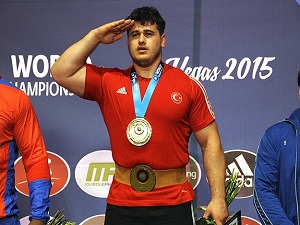 Altın madalya Kayaalp'in