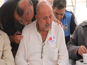 Şehidin babası hac kıyafetleriyle taziyeleri kabul etti