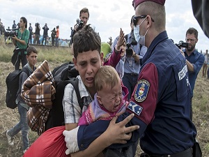 Macaristan'da sığınmacılara hayvan gibi davranılıyor"