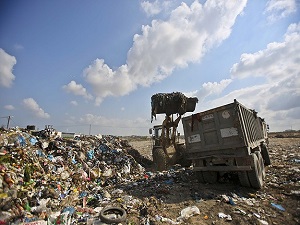Gazze'nin çevresini 'çöp dağları' sardı
