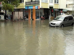Çanakkale'de sağanakta bazı evleri su bastı
