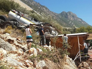 Arızalanan tanker uçuruma yuvarlandı