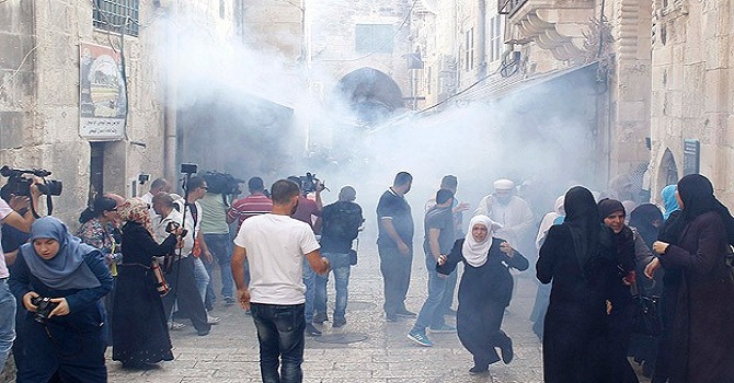 İsrail askerleri camiye girip namaz kılanlara saldırdı