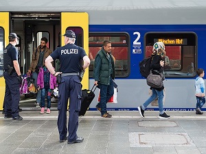 Almanya yeniden sınır kontrollerine başladı