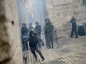 İsrail askerleri Mescid-i Aksa'ya postallarıyla girdi