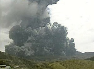 Japonya'da Aso Yanardağı faaliyete geçti