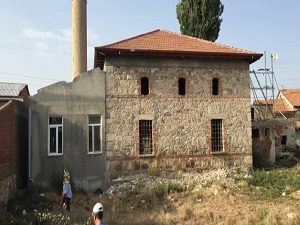 Yangında zarar gören camide restorasyon çalışması