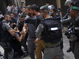 İsrail askerleri yasağa direnen cemaate saldırdı