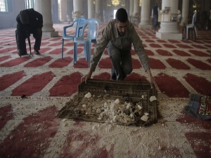 Postallarıyla Mescid-i Aksa'nın minberine çıktılar