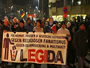 Almanya'da İslam düşmanları polisle çatıştı