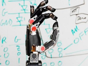 Dokunma hissi veren protez el yapıldı