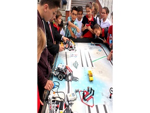 25 ortaokul öğrencisine ücretsiz robotik eğitim