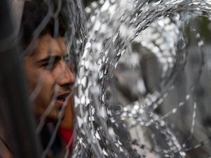 Sığınmacılara metrelerce tel duvar